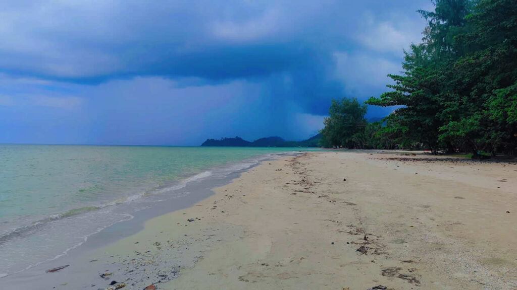 Klong Prao Beach in front of Lin’s Bungalow on Koh Chang with wide sandy shoreline and calm sea