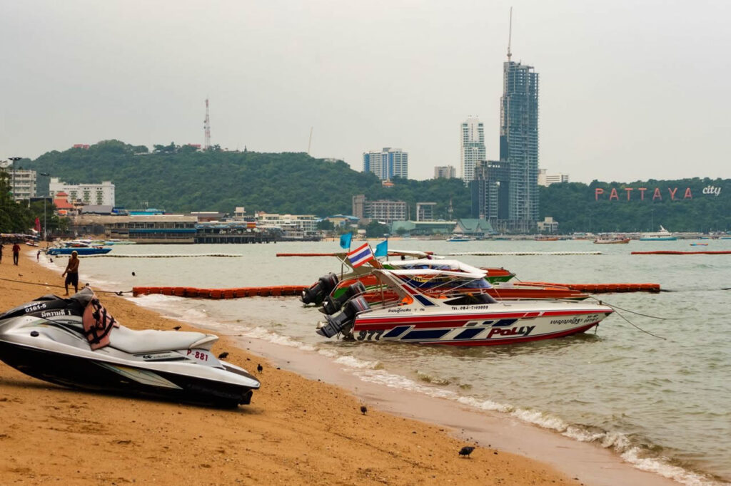 Speedboats on Pattaya Beach with the Pattaya skyline in the background, illustrating island excursions and suggested travel itineraries.