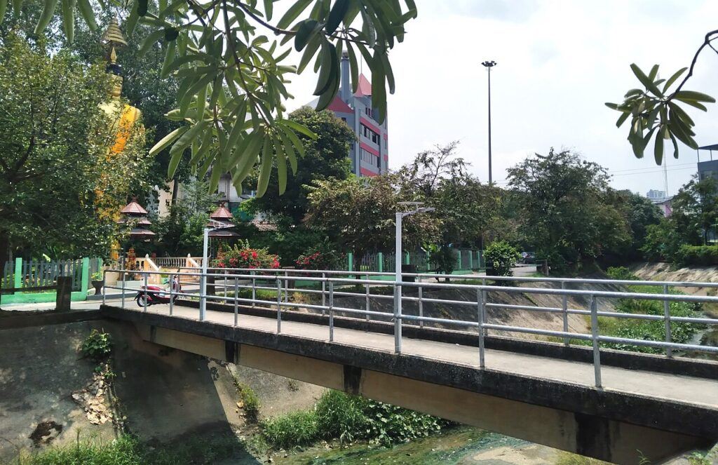 hat-yai-canal-footbridge-urban-green-space