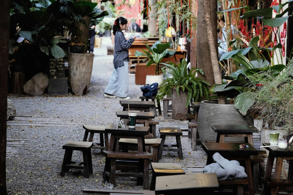 Quiet outdoor café in Thailand showing everyday expat lifestyle and relaxed living environment