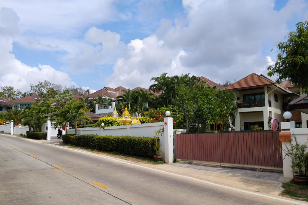 Residential villas and quiet neighborhood streets along Soi 88 in Hua Hin.